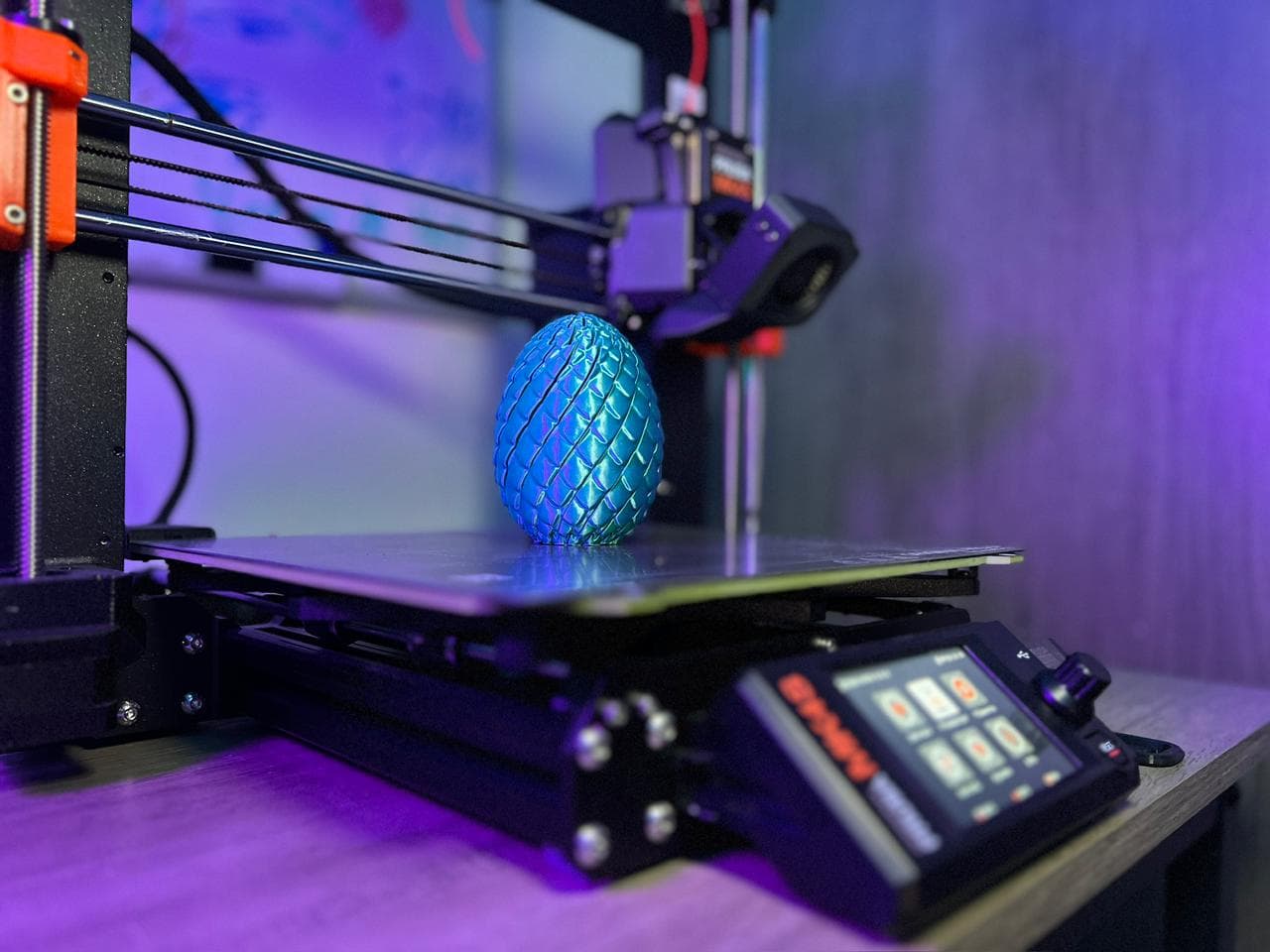 Impresora 3D con huevo de dragón recién impreso